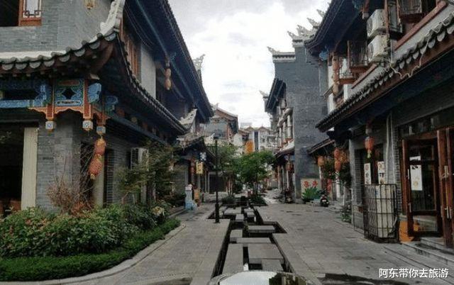 “圈占”免费停车位用于收费运营
